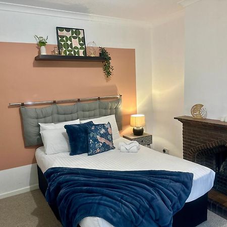 Spacious 4 Bed Home Near Nec, Jlr & Airport Parking For 3 Cars Ideal For Contractors! Solihull Esterno foto