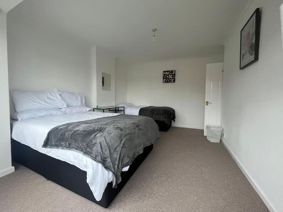 Spacious 4 Bed Home Near Nec, Jlr & Airport Parking For 3 Cars Ideal For Contractors! Solihull Esterno foto