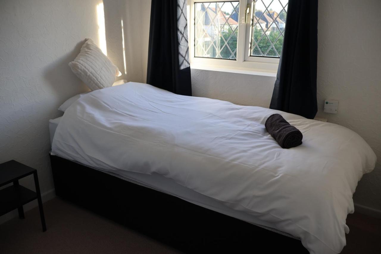 Spacious 4 Bed Home Near Nec, Jlr & Airport Parking For 3 Cars Ideal For Contractors! Solihull Esterno foto