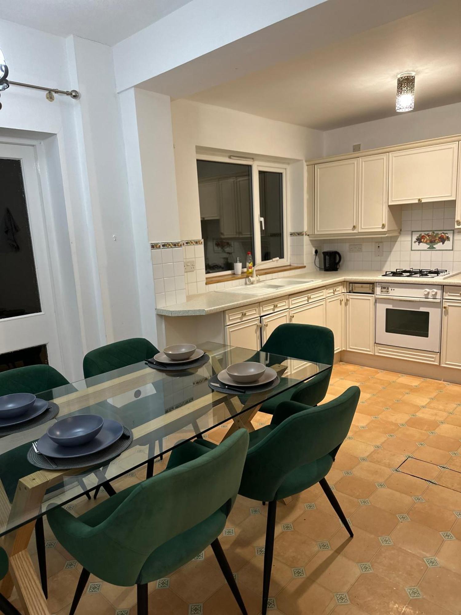 Spacious 4 Bed Home Near Nec, Jlr & Airport Parking For 3 Cars Ideal For Contractors! Solihull Esterno foto