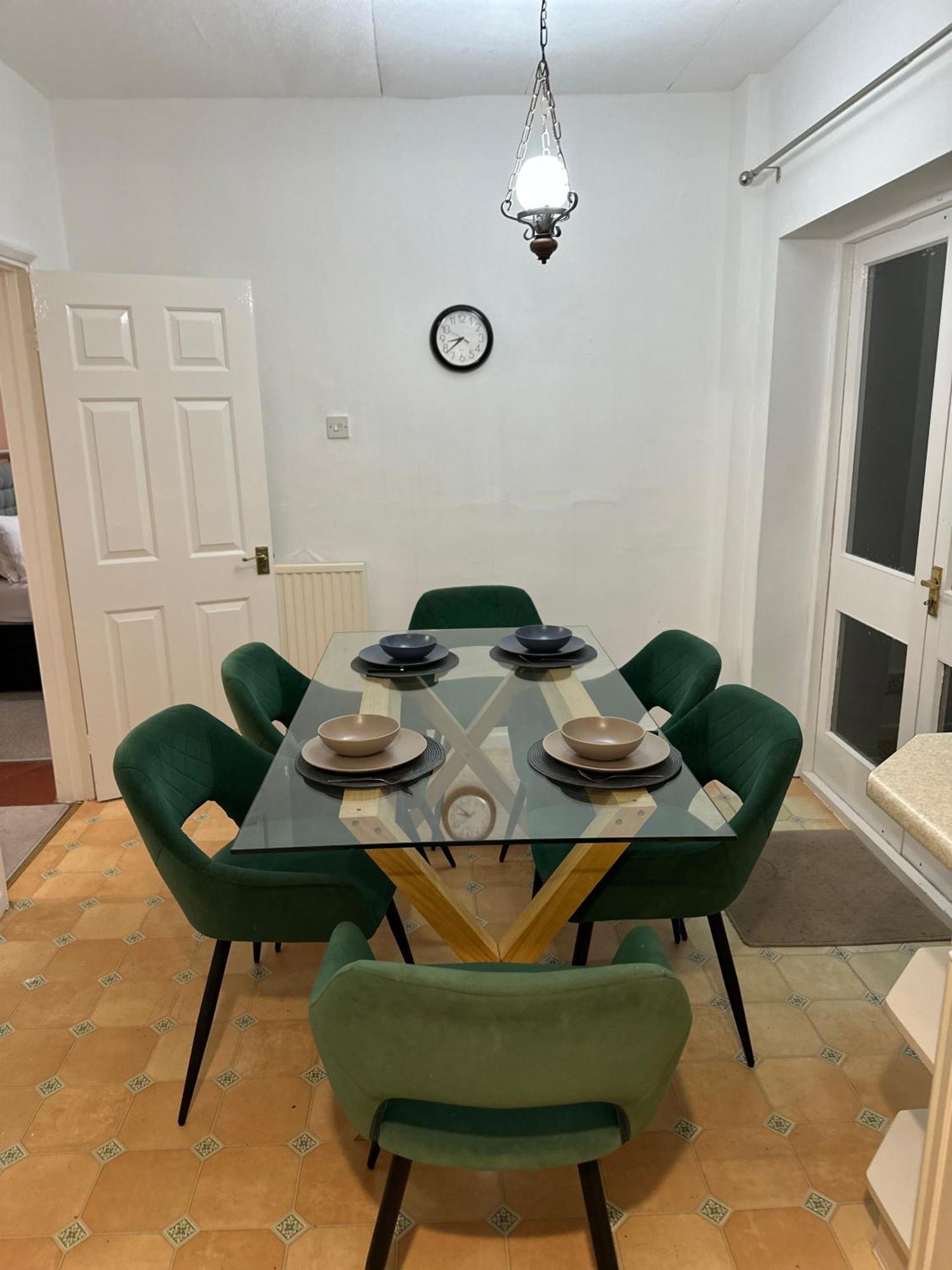 Spacious 4 Bed Home Near Nec, Jlr & Airport Parking For 3 Cars Ideal For Contractors! Solihull Esterno foto