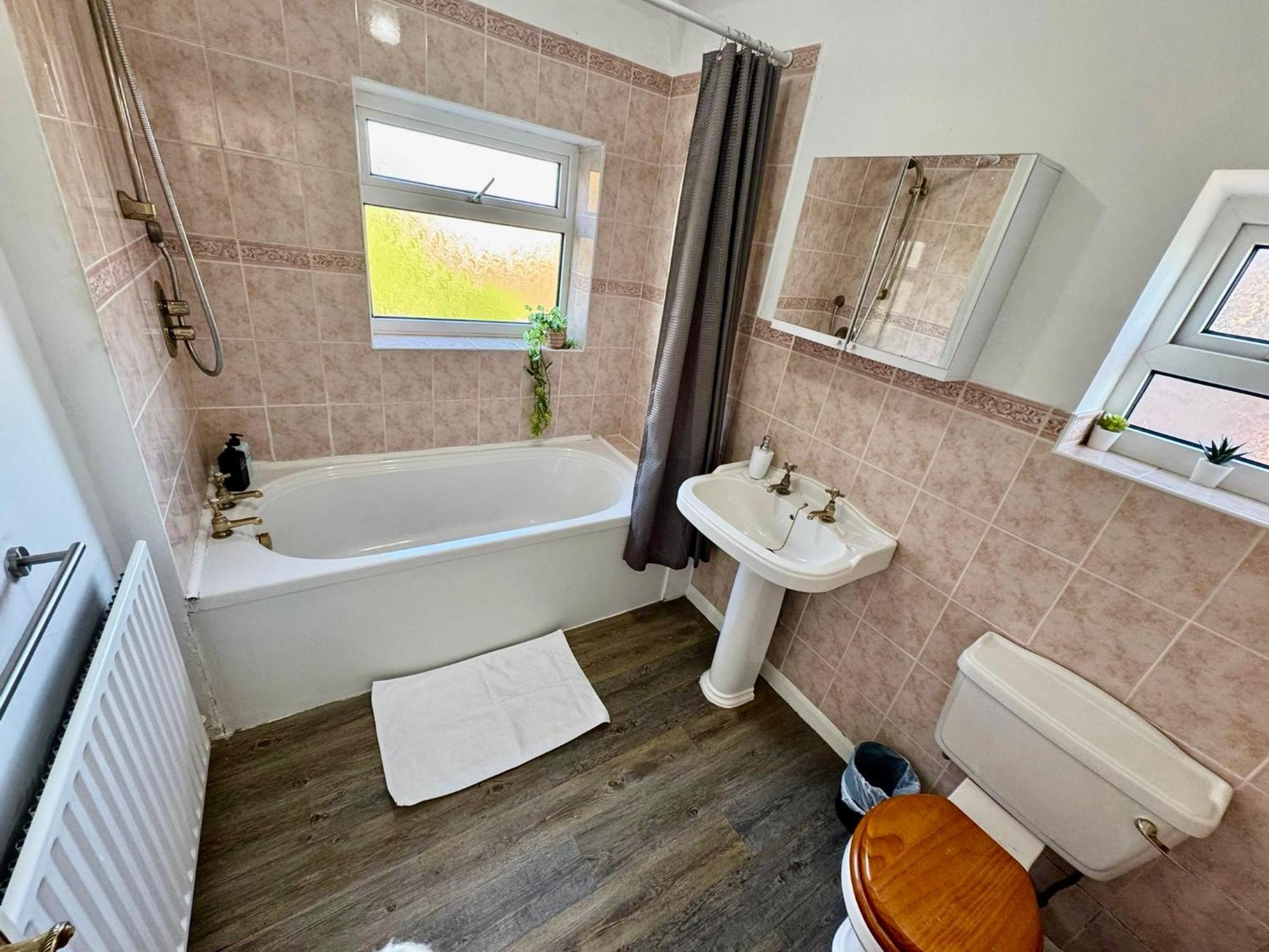 Spacious 4 Bed Home Near Nec, Jlr & Airport Parking For 3 Cars Ideal For Contractors! Solihull Esterno foto
