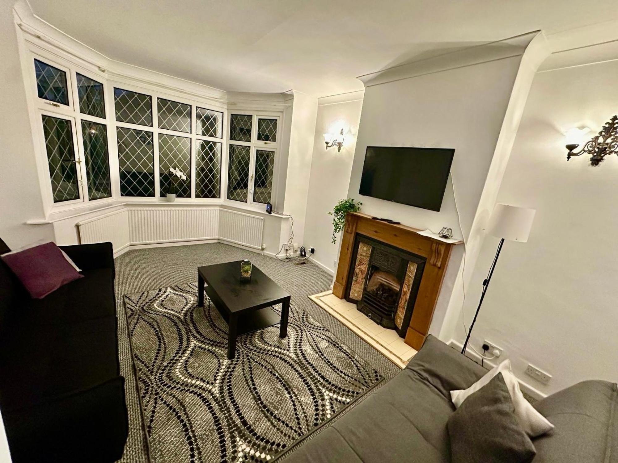 Spacious 4 Bed Home Near Nec, Jlr & Airport Parking For 3 Cars Ideal For Contractors! Solihull Esterno foto