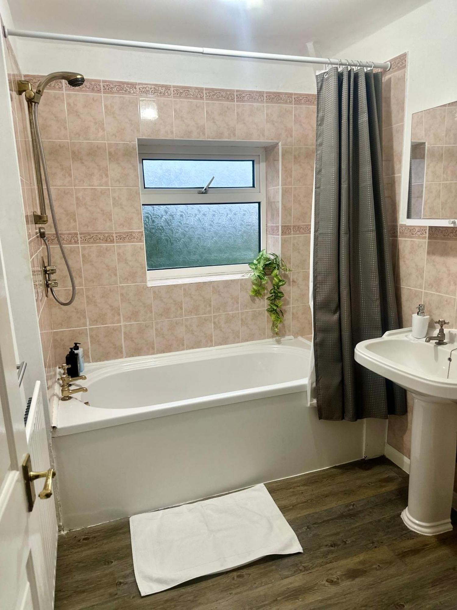 Spacious 4 Bed Home Near Nec, Jlr & Airport Parking For 3 Cars Ideal For Contractors! Solihull Esterno foto