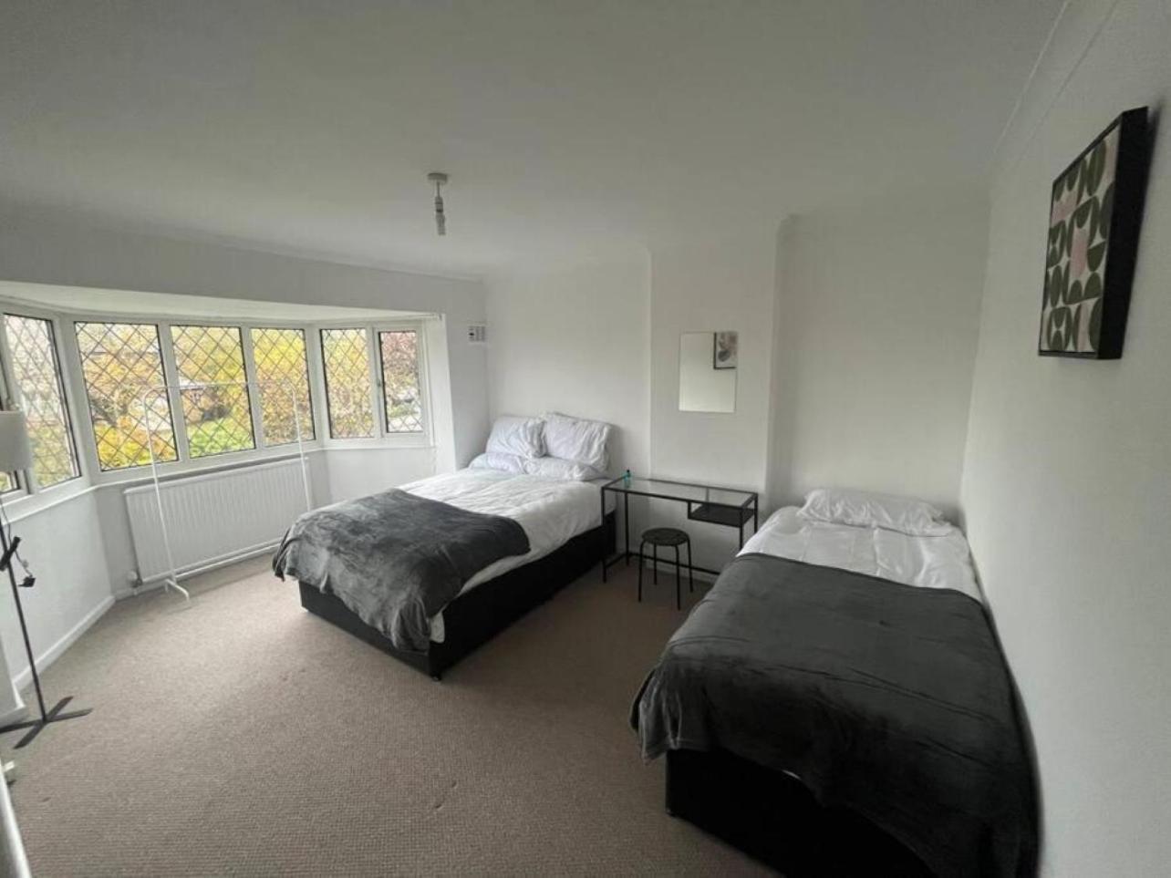 Spacious 4 Bed Home Near Nec, Jlr & Airport Parking For 3 Cars Ideal For Contractors! Solihull Esterno foto